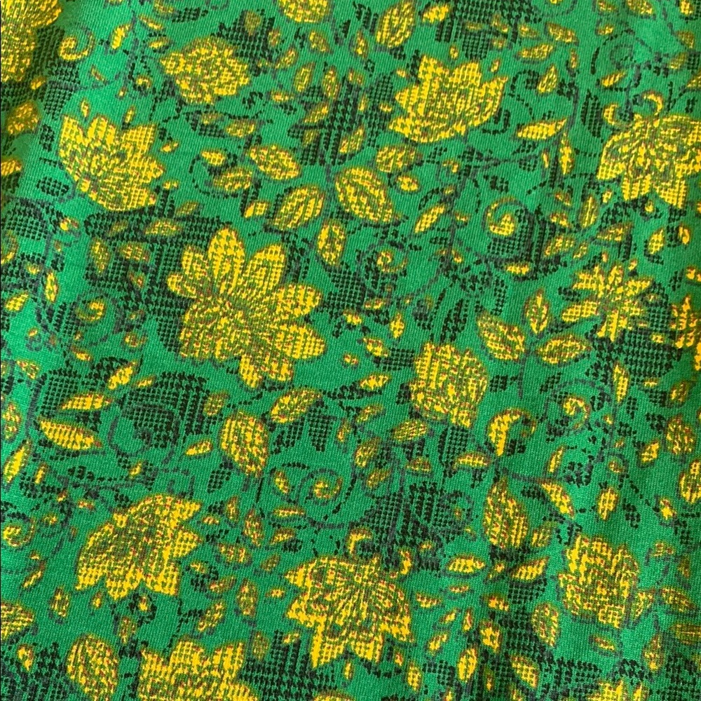 💚 3/$15 Green Floral Women’s Shirt C - Picture 3 of 3